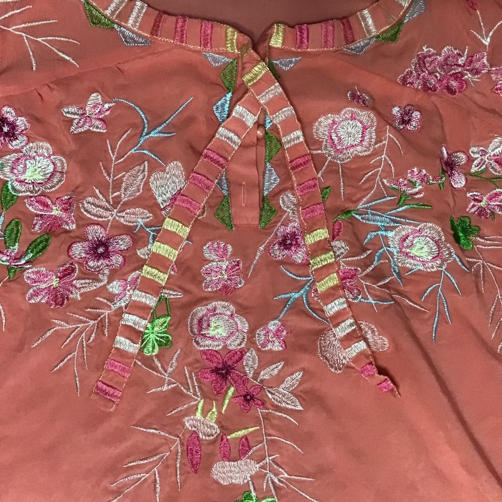 MISSLOOK 2XL peach tunic with embroidered flowers on front and cap sleeves